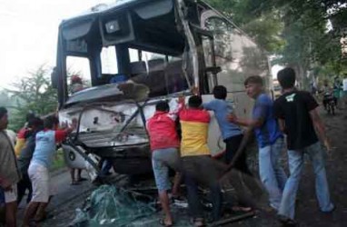 Bus Pariwisata Tabrak Ekor Truk Tronton dan Terseret 40 meter di Tol Ngawi-Sragen, 2 Orang Tewas